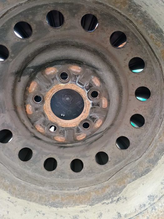 Гуми зимни 215/60 R16 със джанти