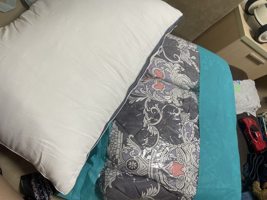 Продам 4 подушки  и одеяло  полуторка
