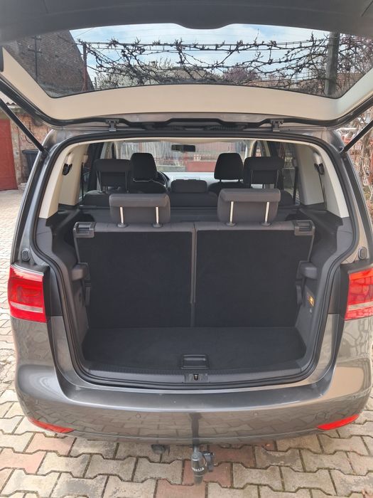 Volkswagen Touran motor 2L diesel an 2011 7 locuri