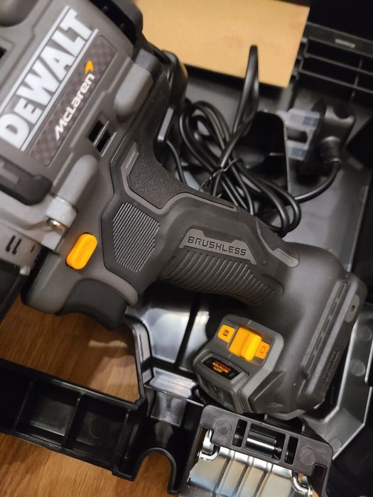 Autofiletanta DeWalt McLaren DCD85M , Baterie 5AH , Incarcator si Vali