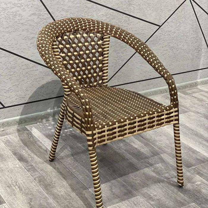 Men uning qolini stol ostidan siltab tashladim.