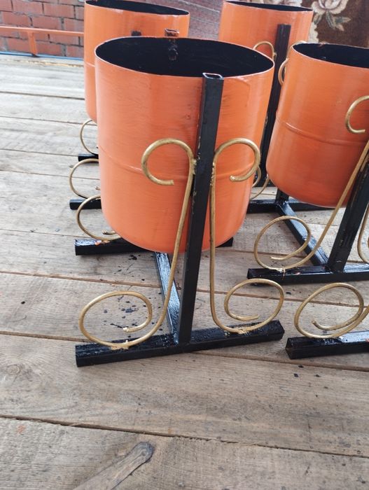 Урны для мусора.