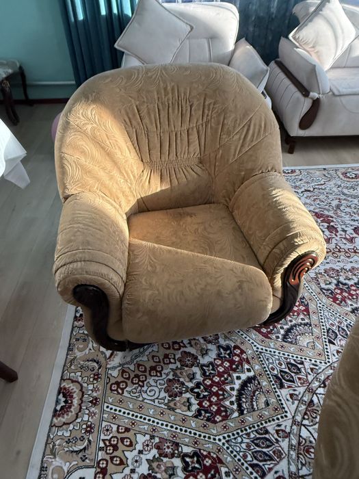 Продам угловой диван с креслом