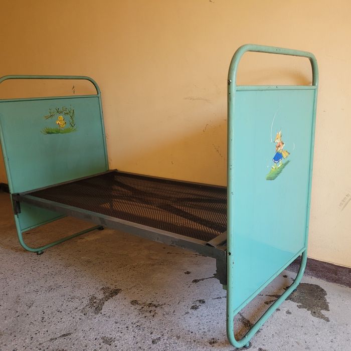 Детско легло с пружина.