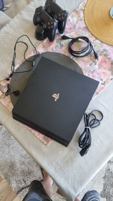 PLAY STATION 4 PRO