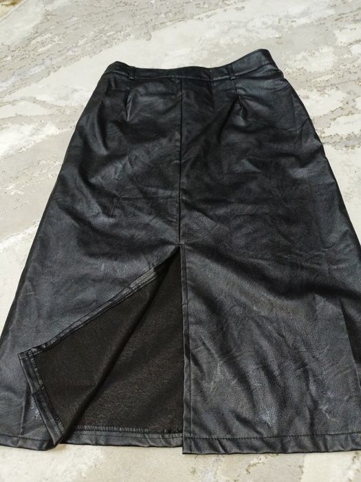 Кожаная юбка с разрезом