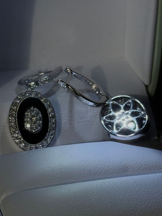 Продам серьги золотые с бриллиантами оригинал