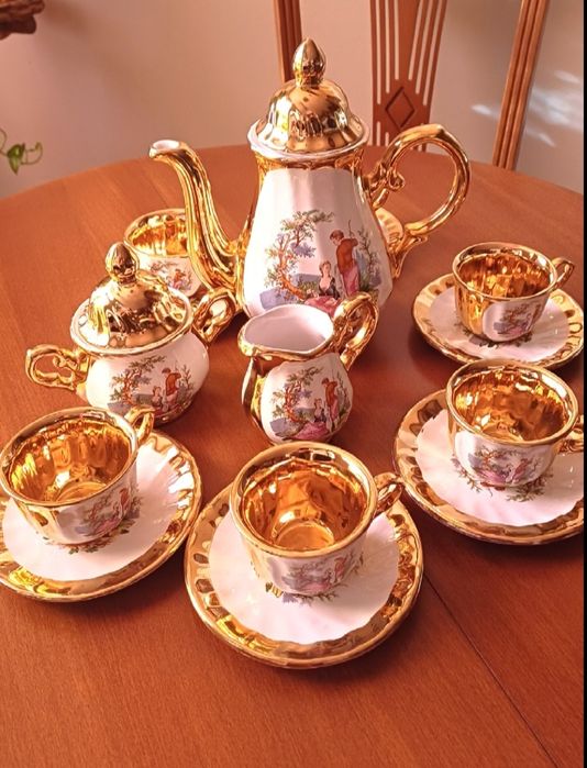 Този продукт е порцеланов сервиз за кафе от марката Hakan Porselen.