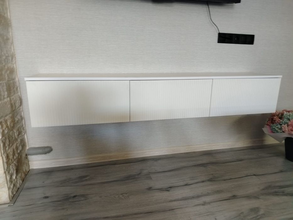 Продам подвесную полку под телевизор