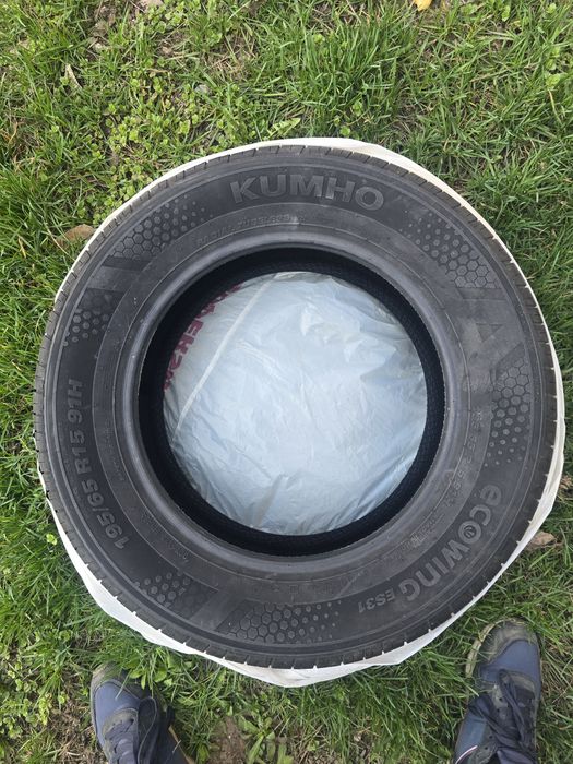 Продам две резины kumho 195/65/15 91H