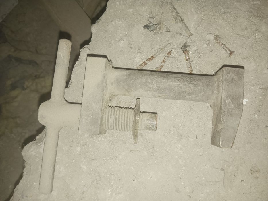 Тиски  Советские большие и маленькие. И дерево обрабатывающий станок