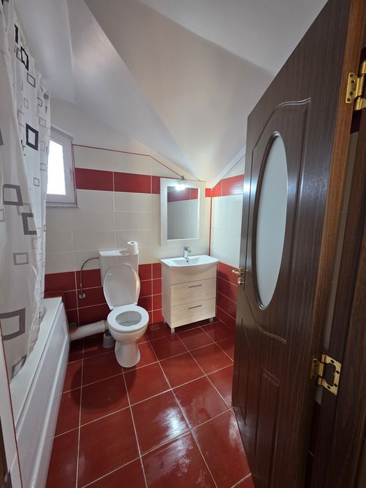 Vând casa la intrarea in comuna Bascov