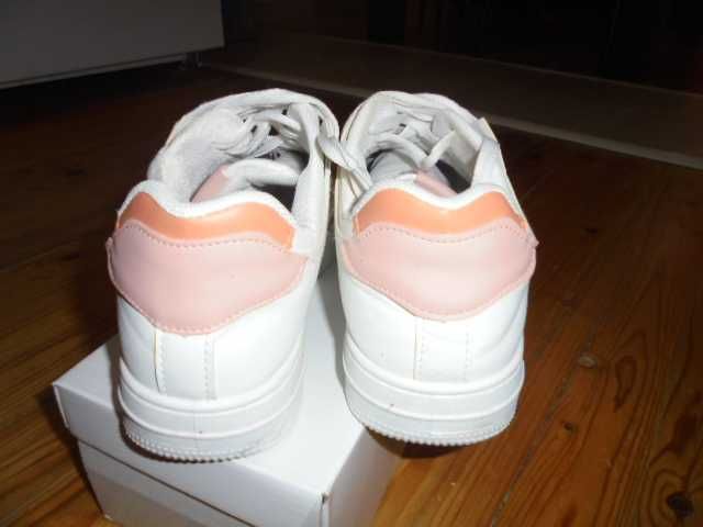 Бели кецове-номер 40