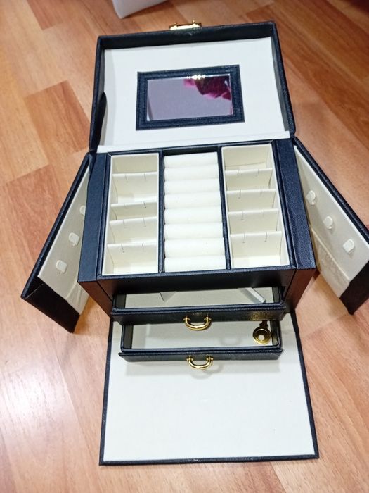 Vând caseta bijuterii