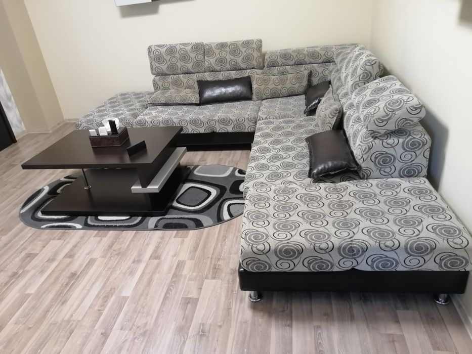 Canapea și masa pentru living