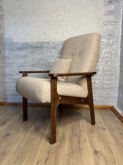 Пара кресел после реставрации