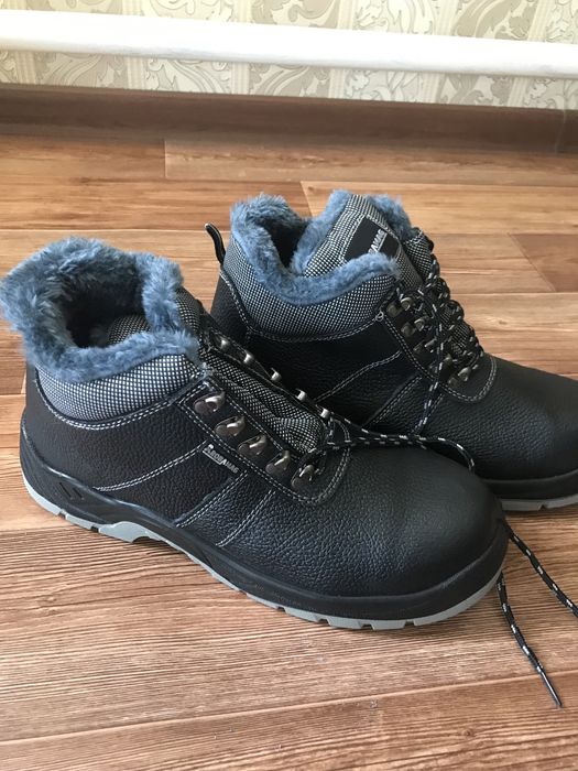 Продается спец обувь