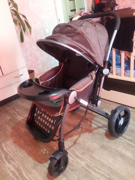 Коляска продам в районе женис