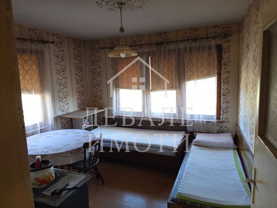 Продава се масивна двуетажна къща в центъра