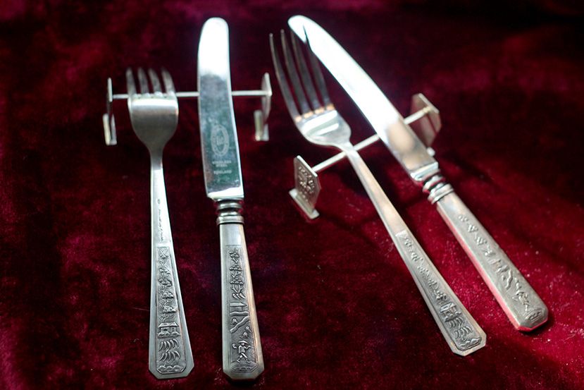Оригинальный серебряный комплект 2 ножа+2 вилки+2 подставки (Вьетнам)