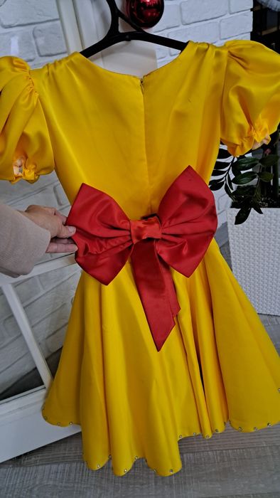 Платье детское жёлтого цвета в аренду