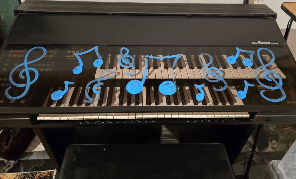 Pianina yamaha SH 4