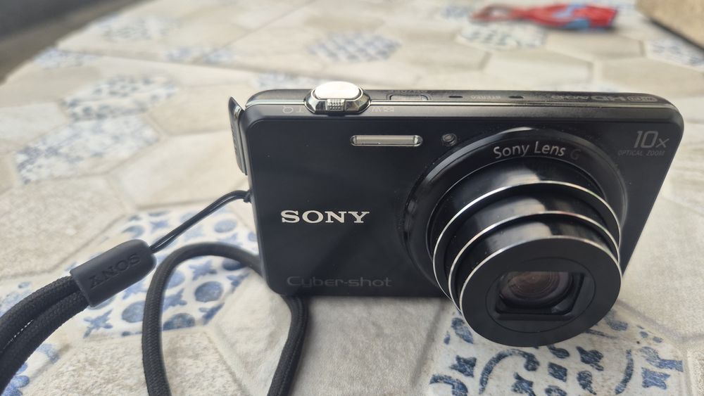 Cameră foto SONY în stare perfectă de funcționare fără zgârieturi impecabila vine însoțită de două baterii husa de protectie etc