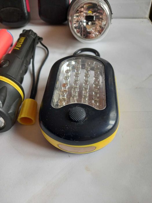 colecție de diverse lanterne portabile și lămpi de lucru LED