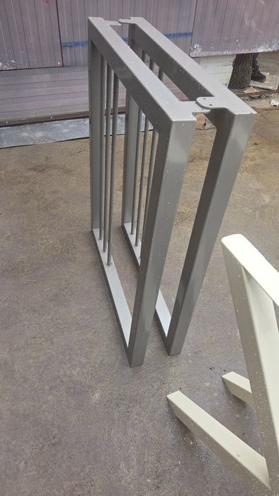 Picioare de masă și scaune vopsite electrostatic