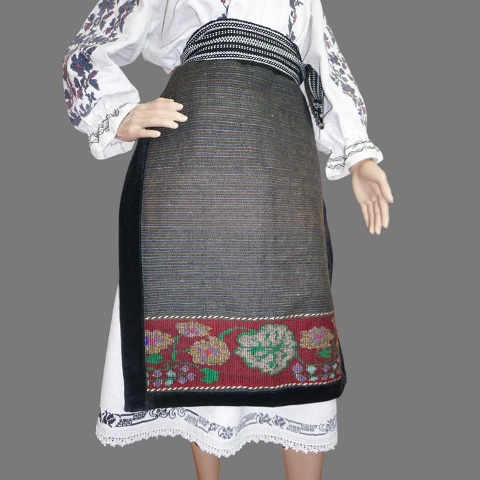 Costum popular vechi din Banat pe canepa cu catrinta fir metalic M-L