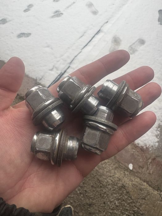 Колесные болты гайки
