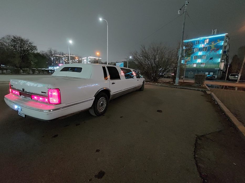 Продам лимузин Lincoln towncar 1998