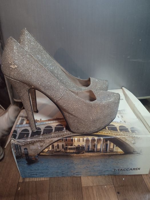 Продам лабутены 2 пары