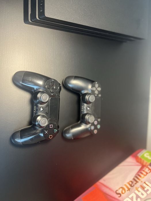 Sony PlayStation 4 Pro 1TB + 2 геймпада + Игры