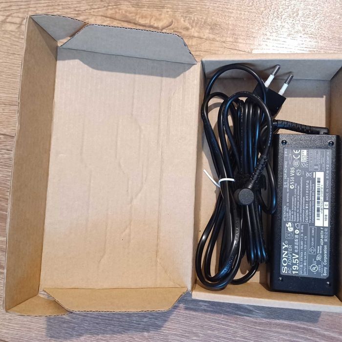 Incărcător pentru laptop Sony, model VGP-AC19V42