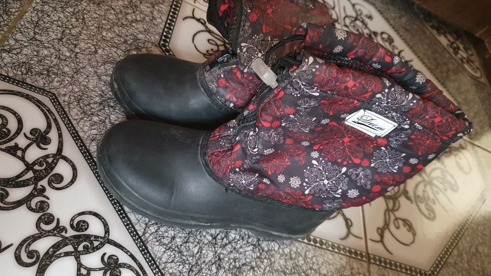 Обувь распродажа, разные цены, дешево.