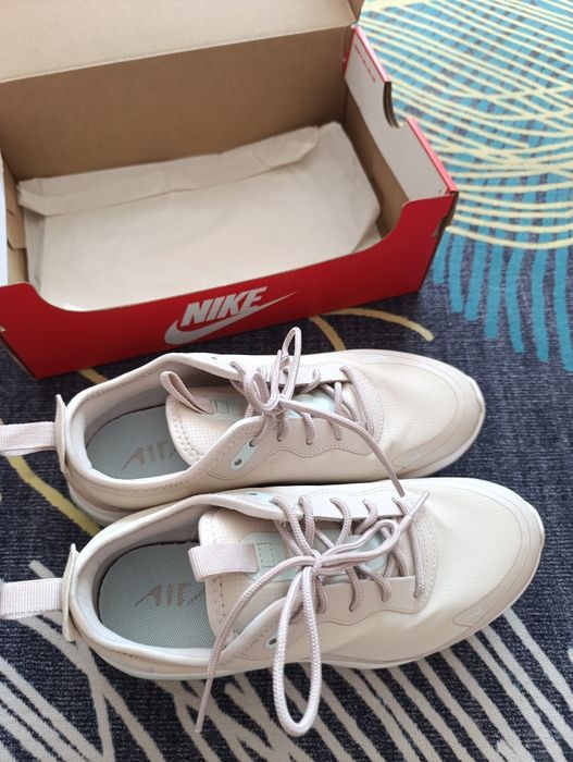 Оригинални маратонки Nike!