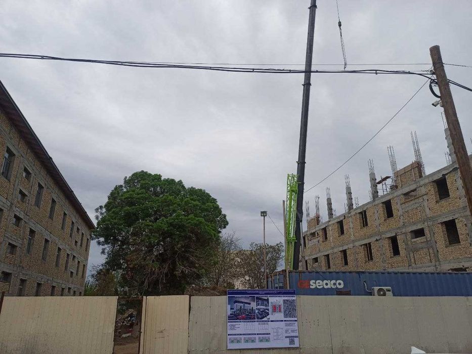 Продаются квартиры и магазины в центре Кагана вдоль дороги.