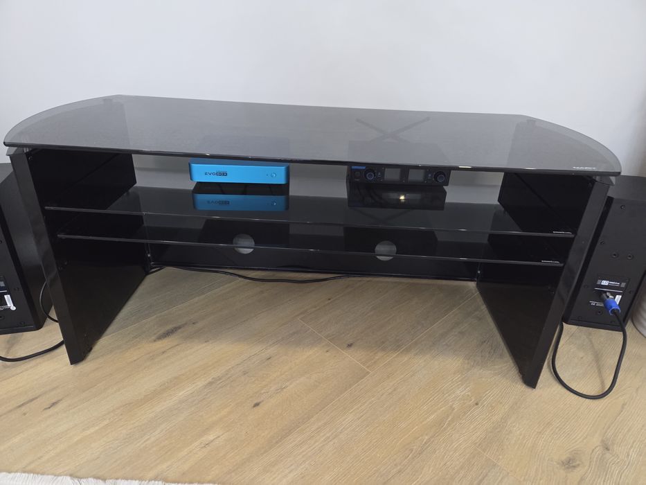 Стеклянная тумба под тв