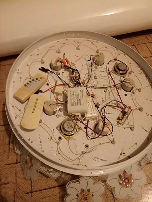 Продам  б/у люстру с блютуз