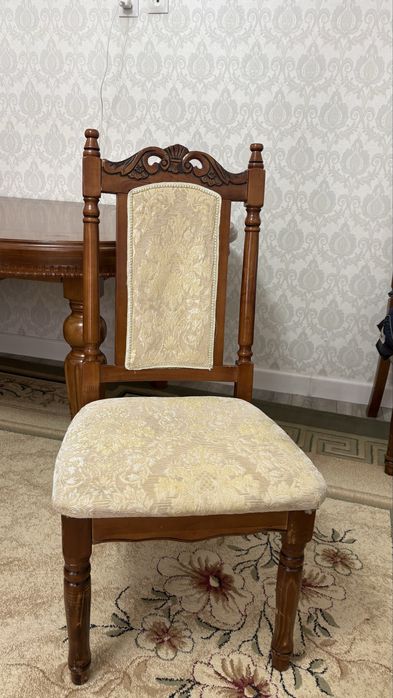 Гостиный стол со стульями