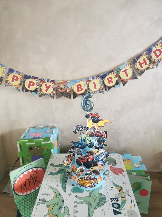 Бутафорна торта на 3 етажа Пламъчко и машините, надпис