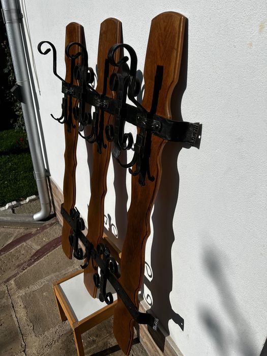 Cuier forjat manual ornamentat medieval - suport stejar ars