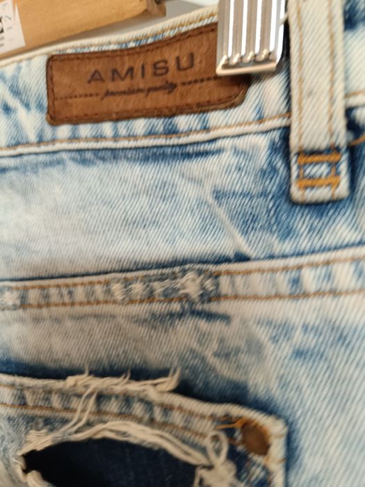 Blugi rupți, deschiși la culoare, material bun