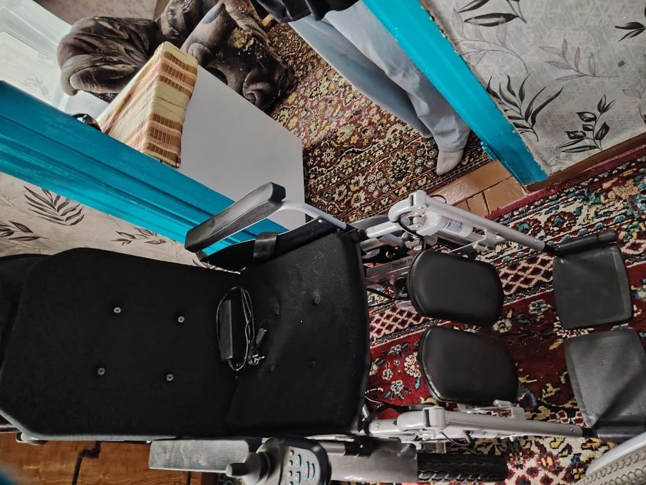 Инвалидное кресло электрическое,и простое