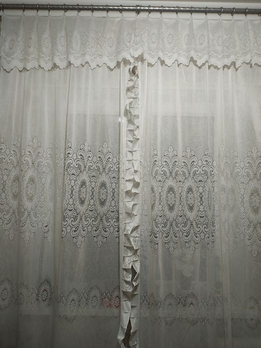 Тюль белого цвета. Две половинки по 1,15 м.