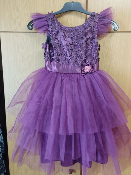 Детска официална рокля обличана за два часа по повод с три пласта тюл