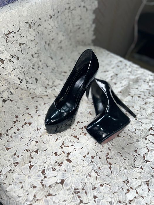 Лабутены в отличном состоянии