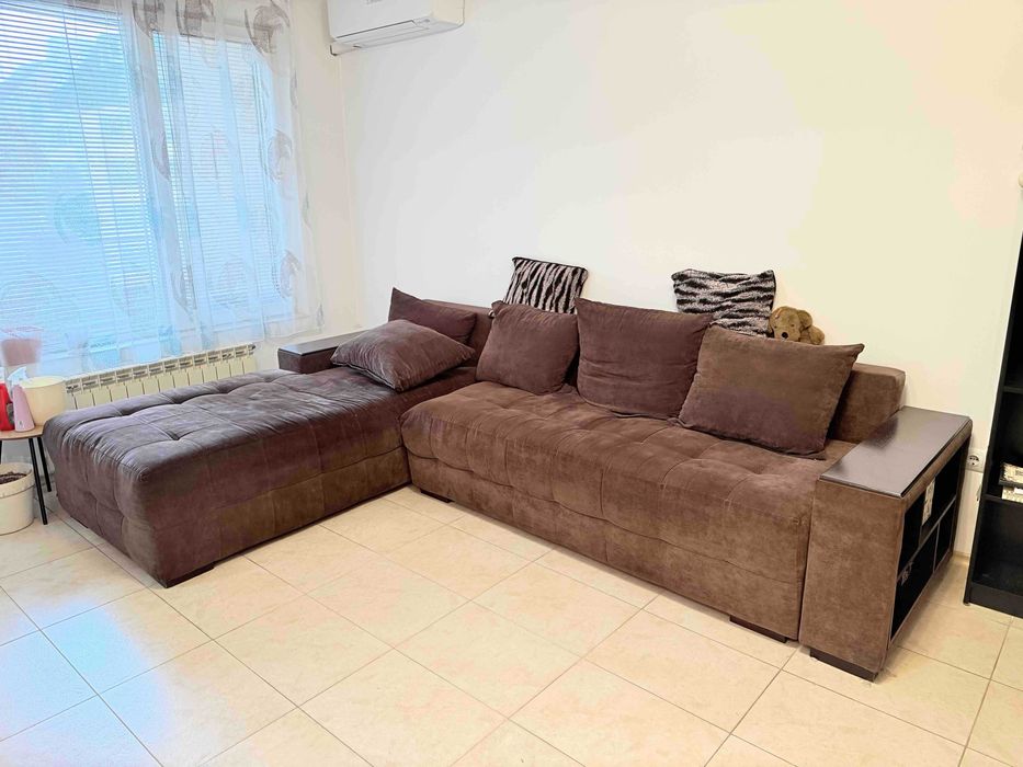 Голям ъглов диван с лежанка + рафтове за съхранение (Лозенец)