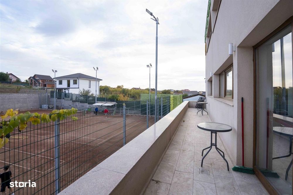 Baza de tenis si constructie moderna